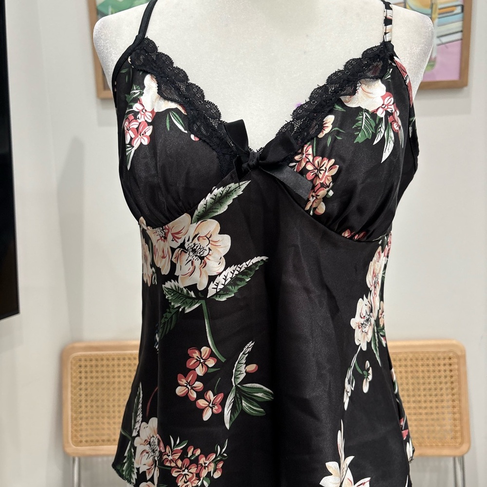 Vintage black floral lace cami!